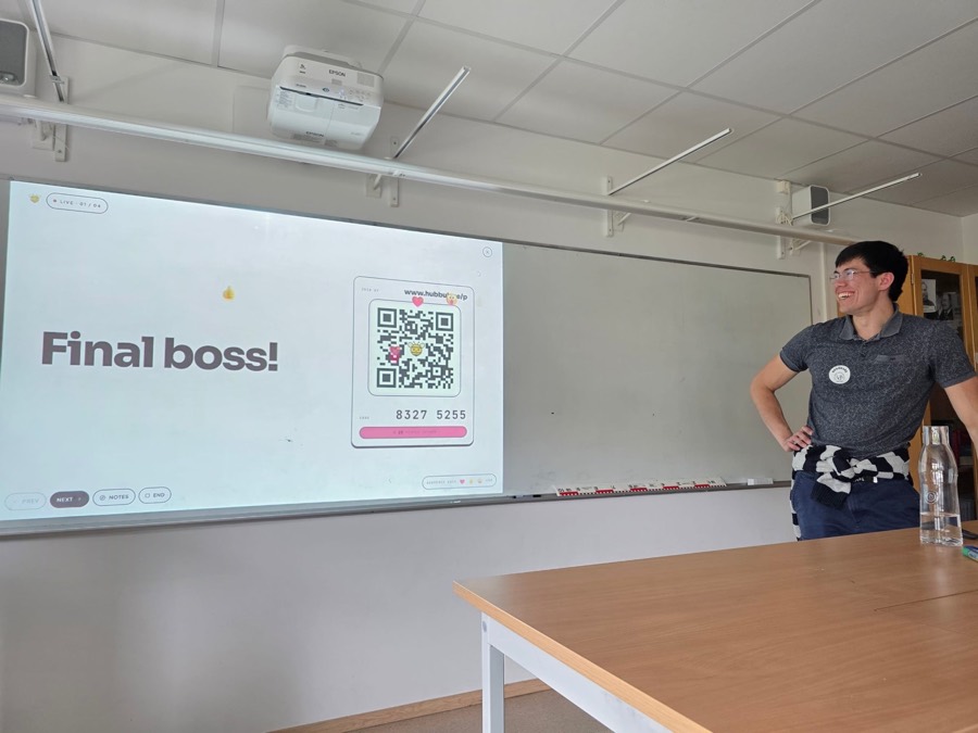 Jonas Hulthén teaching in a classroom with a live interactive poll projected on screen