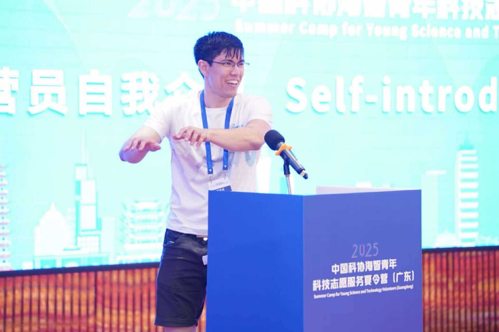 Jonas Hulthén giving an international keynote at the 2025 Summer Camp for Young Science and Technology Volunteers in Guangdong, China