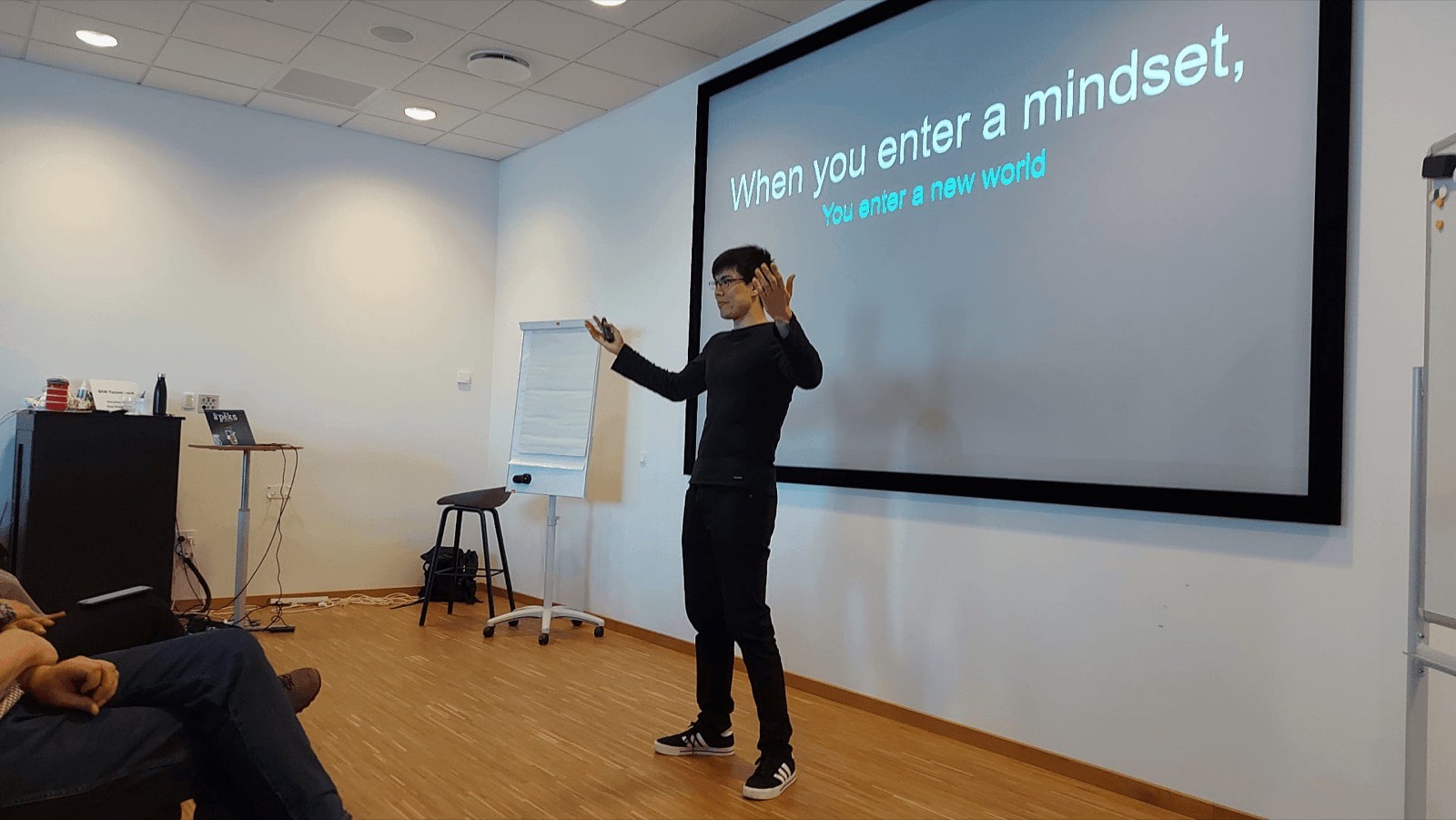 Jonas Hulthén mid-gesture presenting a growth-mindset workshop